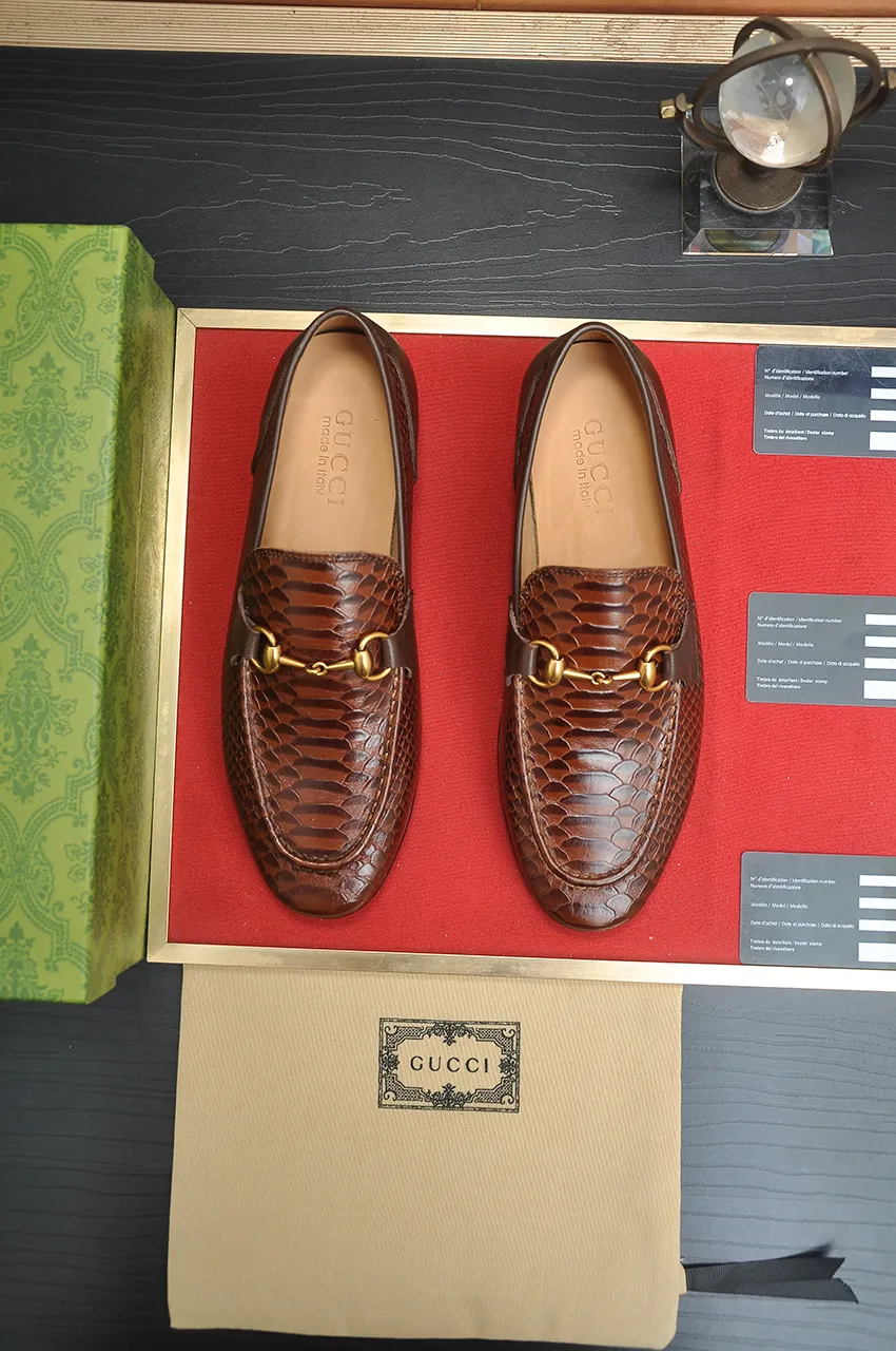 Men's shoes 💰600💶 Brand: GUCCI (Gucci) Standard size: Men's size 38/44 (45 can be customized) Grade: Same as the official website Original quality Material: Original cowhide Water-dyed cowhide lining Original rubber outsole Style category: Men's fashionable casual leather shoes Distinguished big-name luxury elements Top luxury Color: Actual picture